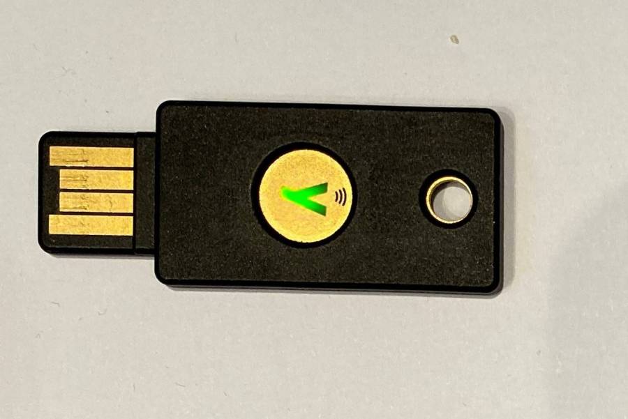 YubiKey 5 NFC LED